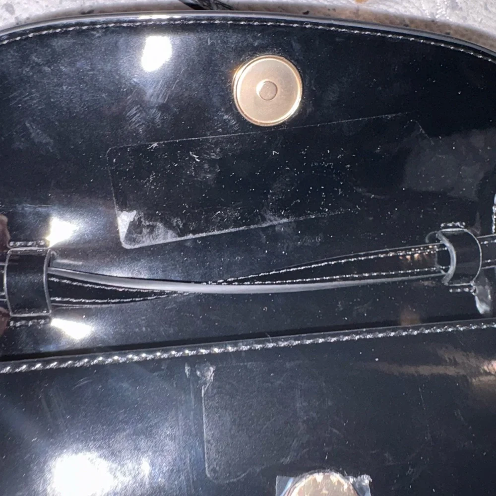 Sam Edelman black Lorraine crossbody has magnetic‎ closure.